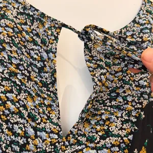 Ann Taylor chiffon navy and Green Women's Top floral flowy blouse keyhole top thumbnail 2