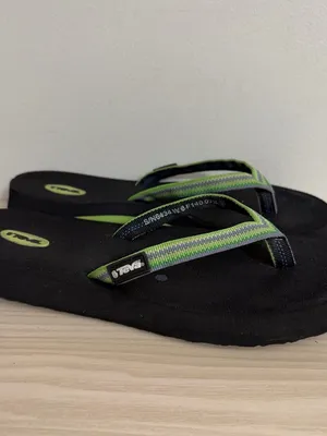 Teva women’s black/green flip flops size 6 thumbnail 4