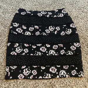 White House Black Market Floral Polka Dot Mini Skirt Black White 4‎ 570231119 thumbnail 1