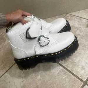 Dr Martens 8 Devon Heart White Milled Nappa Leather Heart Buckle Platform Boots thumbnail 4