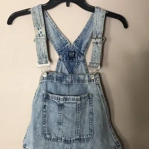 GAP Women's Distressed Denim Shortalls Washwell‎ Light Wash Overalls Medium thumbnail 4