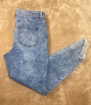 Maurices Light Blue Acid Wash Cropped Skinny Jeans with Frayed Hem size large thumbnail 1