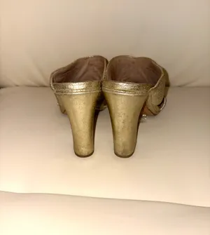 Tory Burch Brida high-heeled mules in metallic gold leather (color "Gold"). They have minor damage to the insole. Size 7 thumbnail 5