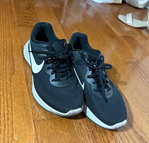 Black Nike sneakers thumbnail 1