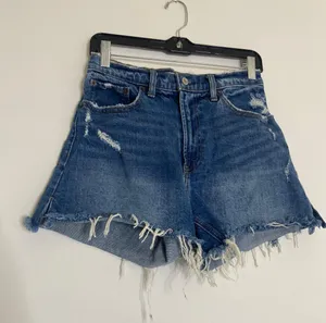 Abercrombie BNWOT 4” Mom Jean Shorts thumbnail 2