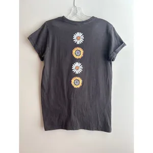 Messy Buns,‎ Lazy Days Sunflower Orbit T-shirt Women Small GUC thumbnail 5