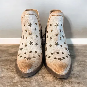 Circle G Women’s White Distressed Leather Studded Fringe Ankle Boots with Star Accents thumbnail 3