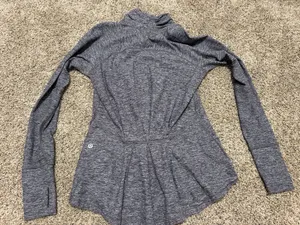 Lululemon Long Sleeve Women’s 6 thumbnail 3