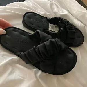 Black Crisscross Slip Ons Size 7 thumbnail 2