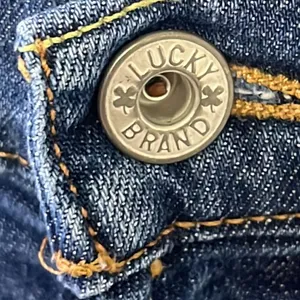 Lucky Brand Medium Blue Distressed 5- Pocket Mid-Rise Flare Jeans-Size 32/14 thumbnail 5