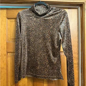 Sno Skins Vintage Velvet Leopard Print Long Sleeve Top thumbnail 3