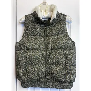 Universal Threads Women’s Green Floral Puffer Vest Sherpa Collar Full Zip Small thumbnail 15