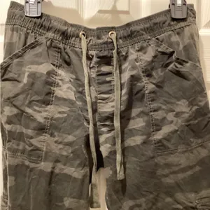 Women’s SANCTUARY cargo pants size 29 thumbnail 2