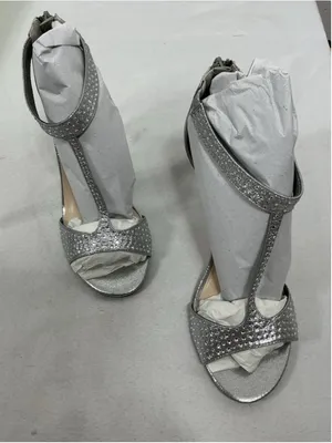 Womans New In Box City Classified Alicia Formal Evening Stiletto Pumps 9 Silver thumbnail 1