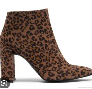 Stuart Weitzman Pure Pointed Toe Animal Leopard Print Thin Block Heel Booties 7 thumbnail 1
