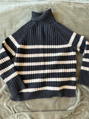 H&M Sweater thumbnail 2