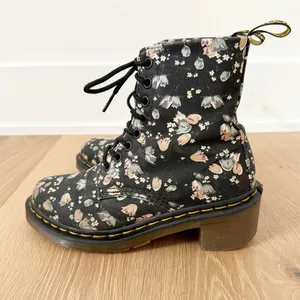 Dr. Martens Lynn Floral Fabric Heeled Lace Up Combat Boot US 6 thumbnail 3