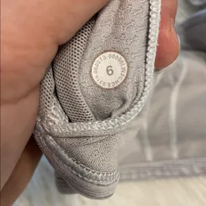 Lululemon size 6 Women's Strappy Gray Sports Bra excellent condition thumbnail 3