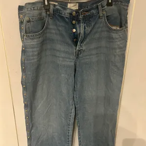 Women’s Universal Threads Mid Rise 90’s Baggy Blue Jeans with gold hardware thumbnail 1