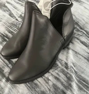 Black half ankle boots Size 6.5 By universal thread thumbnail 2