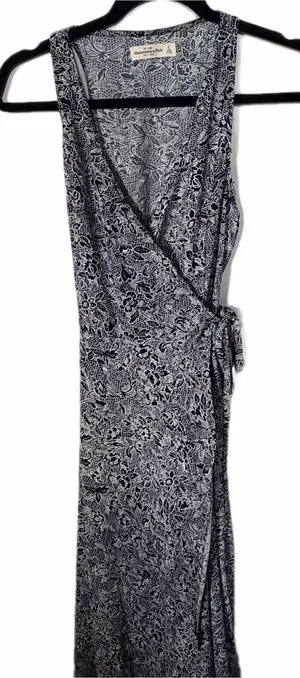 Abercrombie black and white floral maxi wrap dress S thumbnail 1
