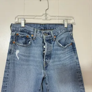 Levi’s 501 Original High Rise Distressed Button Fly Jeans Light Wash Size 25 thumbnail 4