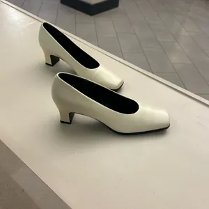 Heels Chic Cream Women's Heels 7 1/2 M like new no flaws found Clean! thumbnail 3