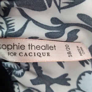 Cacique 28/20 Chic Black and White Pastel Sky Blue Floral Paneled Negligee thumbnail 9