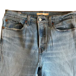 Levi's Premium Wedgie Straight Fit Cheeky Jean Sz 30X27” (10) Crop Med Wash thumbnail 4