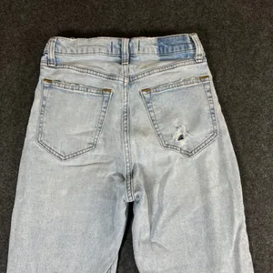 Abercrombie & Fitch Ultra High Rise Ankle Straight Jean Light Wash 27/4 Distress thumbnail 10
