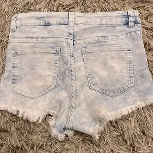 ‎H&M Jean Shorts Size 4 thumbnail 2