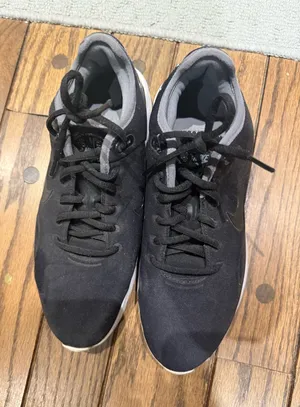 Women’s Nike Lightweight Black Sneakers thumbnail 1