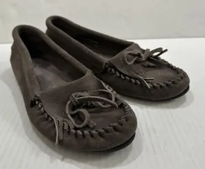 Minnetonka Moccasin‎ Shoes Womens 7 38 Gray Suede Slip On Bow Comfort Flat 401T thumbnail 1