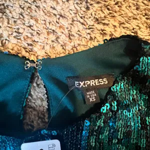 Express Womens Teal Green Sequin Sleeveless Crop Top Blouse XS New‎ With Tags thumbnail 2