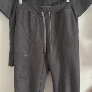Fabletics Women's Method 2-Pocket Scrub set 
EUC thumbnail 3