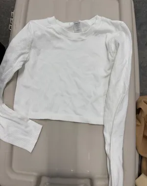 Women's Ribbed Long-Sleeve Cropped Top - White Aritzia large seamless thumbnail 1