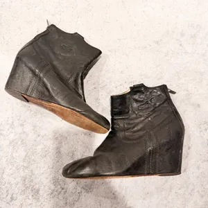 Frye Carson Womens Wedge Ankle Booties Leather Back Zip Black Women's 7.5 thumbnail 2