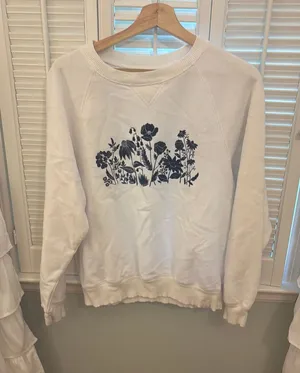 White American Eagle crewneck with blue flowers thumbnail 1