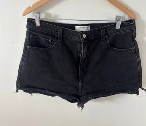 Abercrombie & Fitch The Mom Short High Rise Washed Black Denim Raw Hem 31 12 thumbnail 1