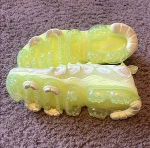 Nike Lime Green Sneakers thumbnail 4