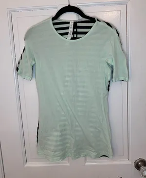lululemon‎ athletica Mint Green Tee with Black Stripe Back size 4 EUC thumbnail 1