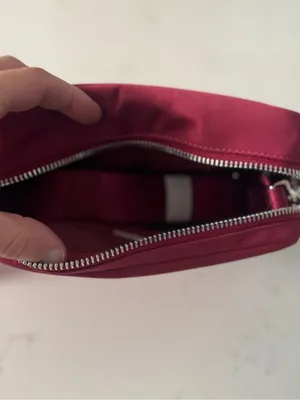 lululemon athletica Everywhere Crossbody Bag 2L Raspberry Rave NWT thumbnail 3