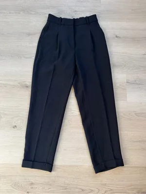 Aritzia Black Cropped Pleated Trousers thumbnail 1