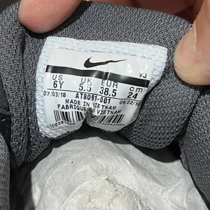 Nike Women's Black and Grey Trainers thumbnail 8
