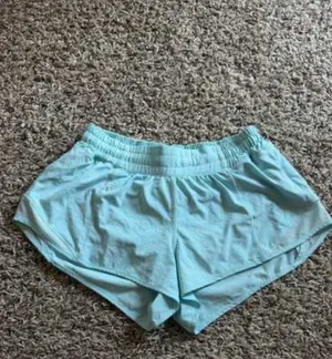 Lululemon Shorts Hotty 2.5" thumbnail 2
