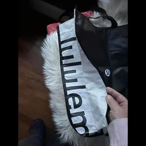 Lululemon Black Tote Bag - Stylish & Durable thumbnail 2