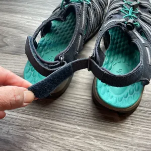 Clarks Black &Teal Strappy sporty closed-toe fisherman-style sandals. Size 7.5 thumbnail 4