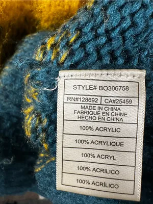 S326. Steve Madden Colorblock Fuzzy Chunky Knit Sweater size M thumbnail 3