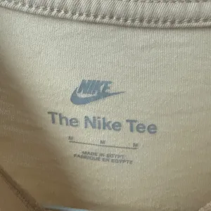 Nike sz M Tan T-Shirt Graphic‎ Logo Swoosh Sportswear Tee Casual Sporty thumbnail 4