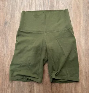 Tna Aritzia Olive Green High Waisted Biker Shorts XS Activewear‎ Stretch Knit thumbnail 1